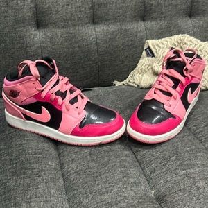 Kid’s Jordan 1 Pink 6.5; Worn But in Great Condition.